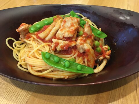 鶏肉ときのことスナップえんどうのトマトスパゲティ